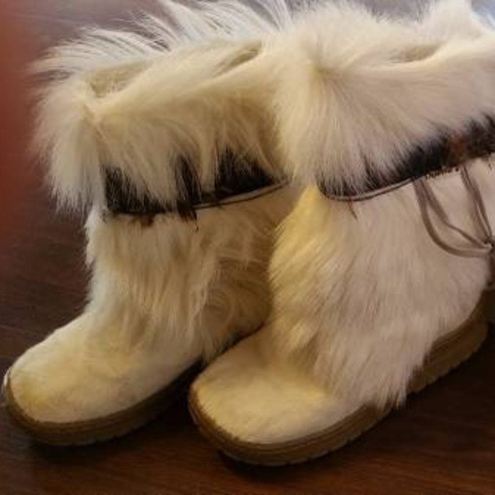 Girls boots size 4 Bearpaw Genuine Lamb/Goat Fur